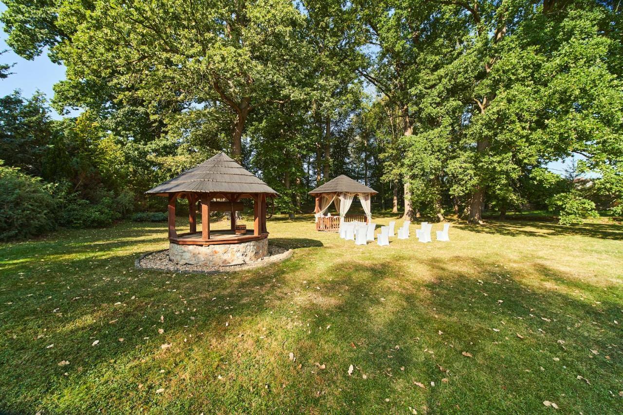 Penzion Zámek Lešany Netvorice Bagian luar foto