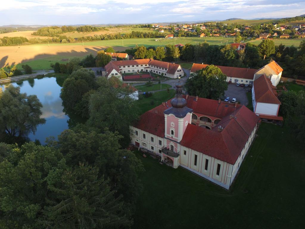 Penzion Zámek Lešany Netvorice Bagian luar foto